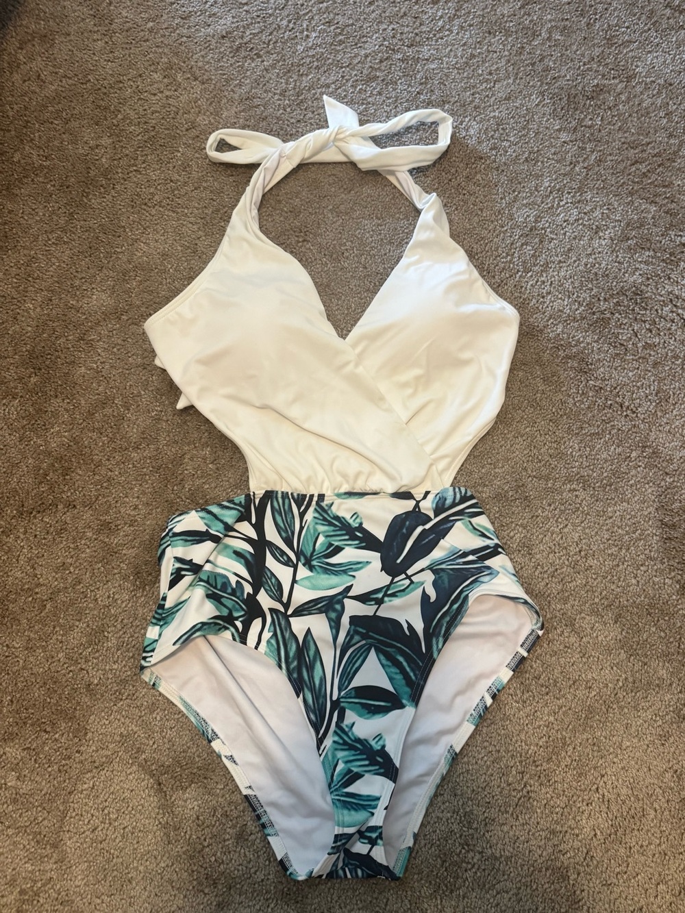COCOSHIP White & Green Tropical Leaf One-Piece Swimsuit